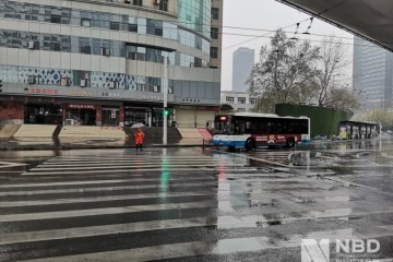 武汉公交康复首日一趟车缺乏10人风雨中坚持开窗通风